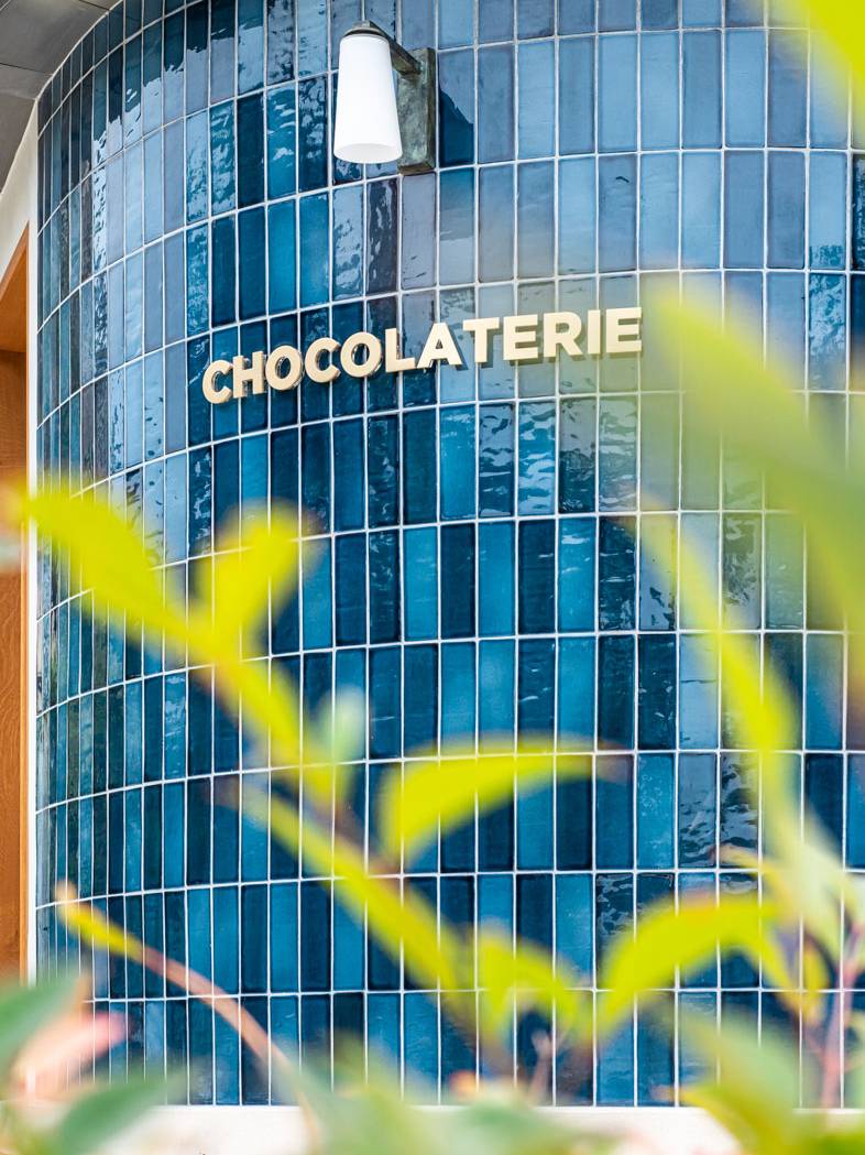 Bâtonnets émaillés 6x18 bleu nuit et indigo - Chocolaterie Baumanière - Les Baux-de-Provence - Cabinet Bosc Architectes - ©Virginie Ovessian Photographe